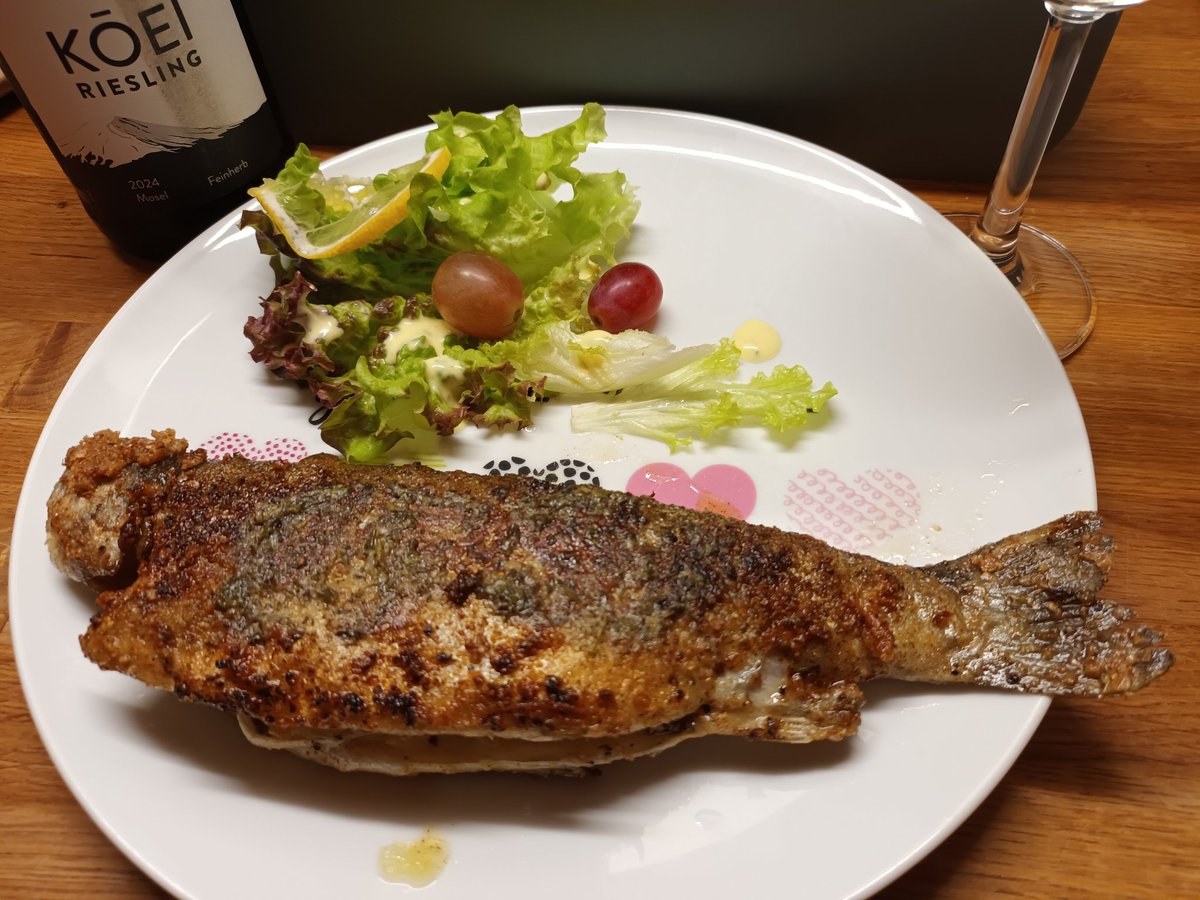 kristallnaach's tweet photo. #Karfreitag 🐰 war #Fischtag 🎣
#Hexenküche🧙♀️#Forelle🌱#Salat https://t.co/P7gSKjT6kz