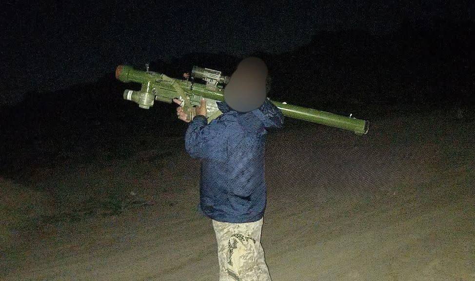 Israel_cnn's tweet image. Basij Milities gebruiken de draagbare raketwerper "Mythak 2" (de Iraanse versie van de Chinese QW-1M) om laagvliegende Amerikaanse vliegtuigen en helikopters te beschieten, die zoeken naar de vermiste Amerikaanse navigator.