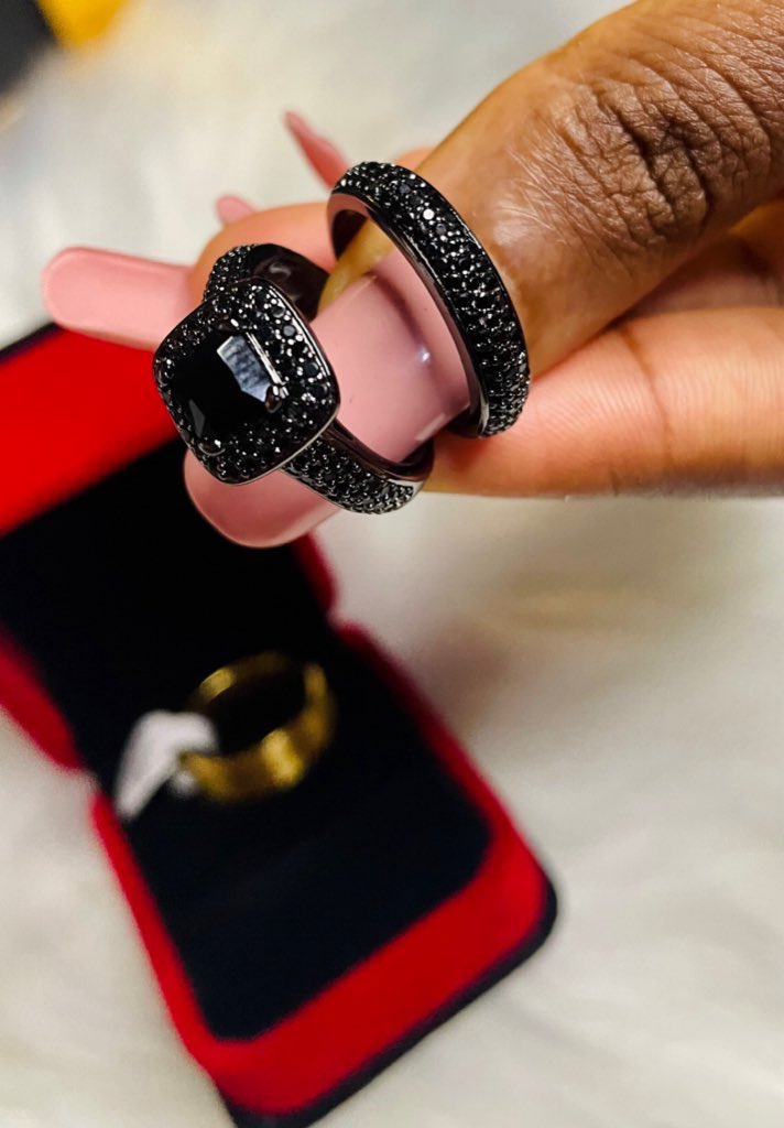 Dee_Bebegirl's tweet image. you like black wedding rings? 💍😍