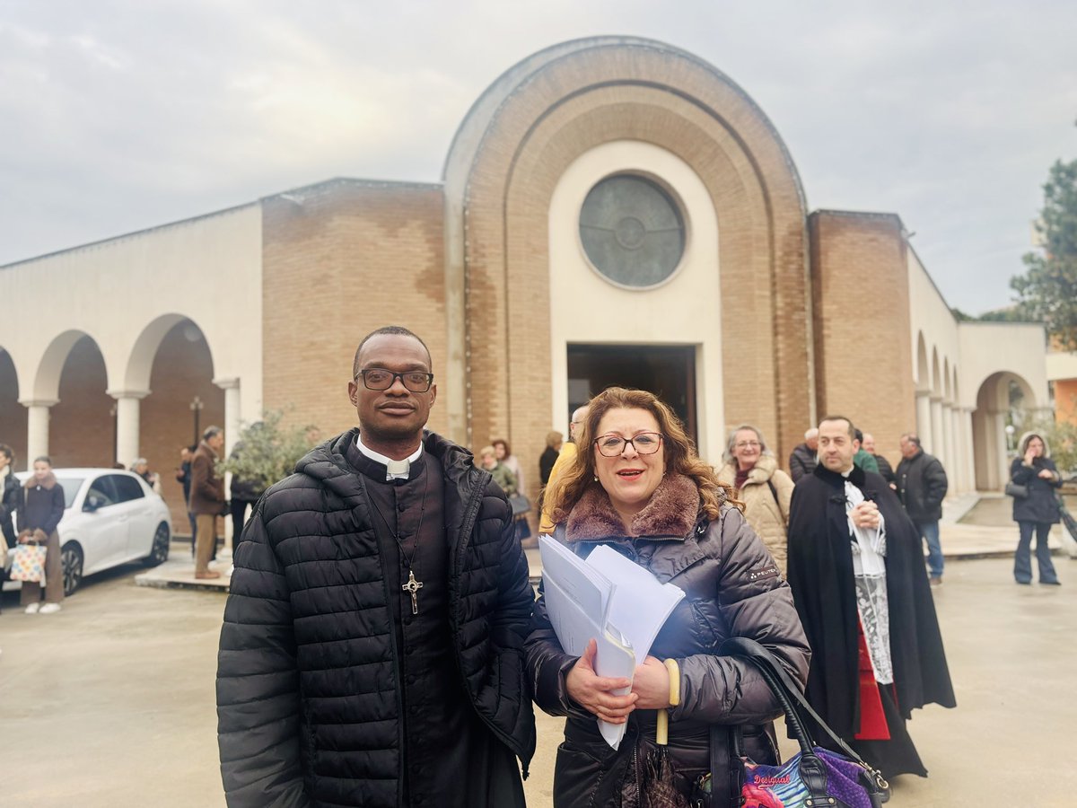 priscilNM's tweet image. #22h50min
#Présentation 

Don Emiliano, le curé de la paroisse des Douze Apôtres de Chieti, m’a trouvé un logement dans une famille accueillante : celle de la Signora Antonella, qui vit avec ses parents. Son père parle un peu l'allemand et sa maman connaît un peu le français.