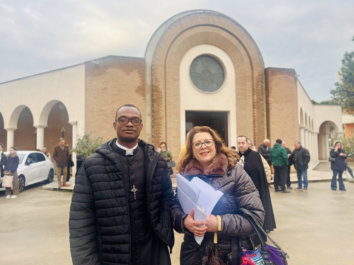 priscilNM's tweet image. #22h50min
#Présentation 

Don Emiliano, le curé de la paroisse des Douze Apôtres de Chieti, m’a trouvé un logement dans une famille accueillante : celle de la Signora Antonella, qui vit avec ses parents. Son père parle un peu l'allemand et sa maman connaît un peu le français.