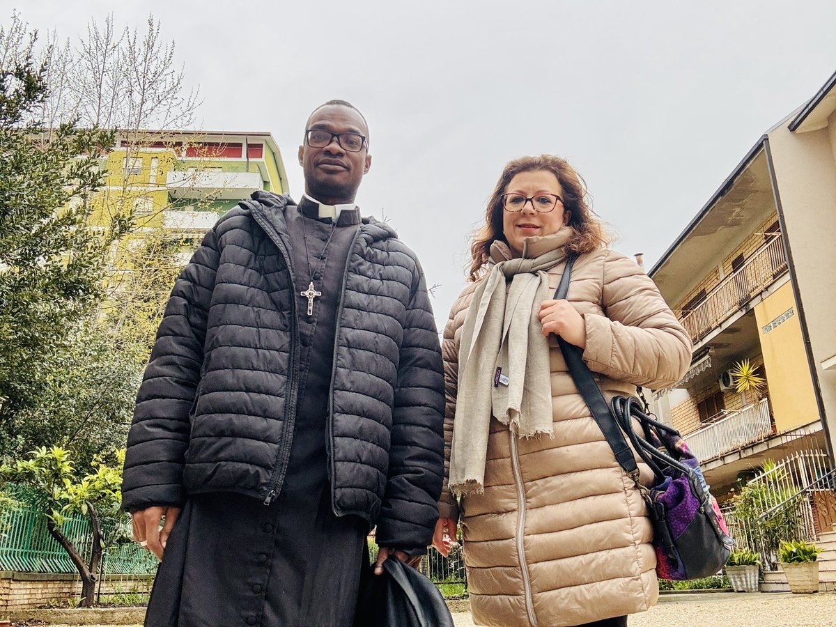 priscilNM's tweet image. #22h50min
#Présentation 

Don Emiliano, le curé de la paroisse des Douze Apôtres de Chieti, m’a trouvé un logement dans une famille accueillante : celle de la Signora Antonella, qui vit avec ses parents. Son père parle un peu l'allemand et sa maman connaît un peu le français.