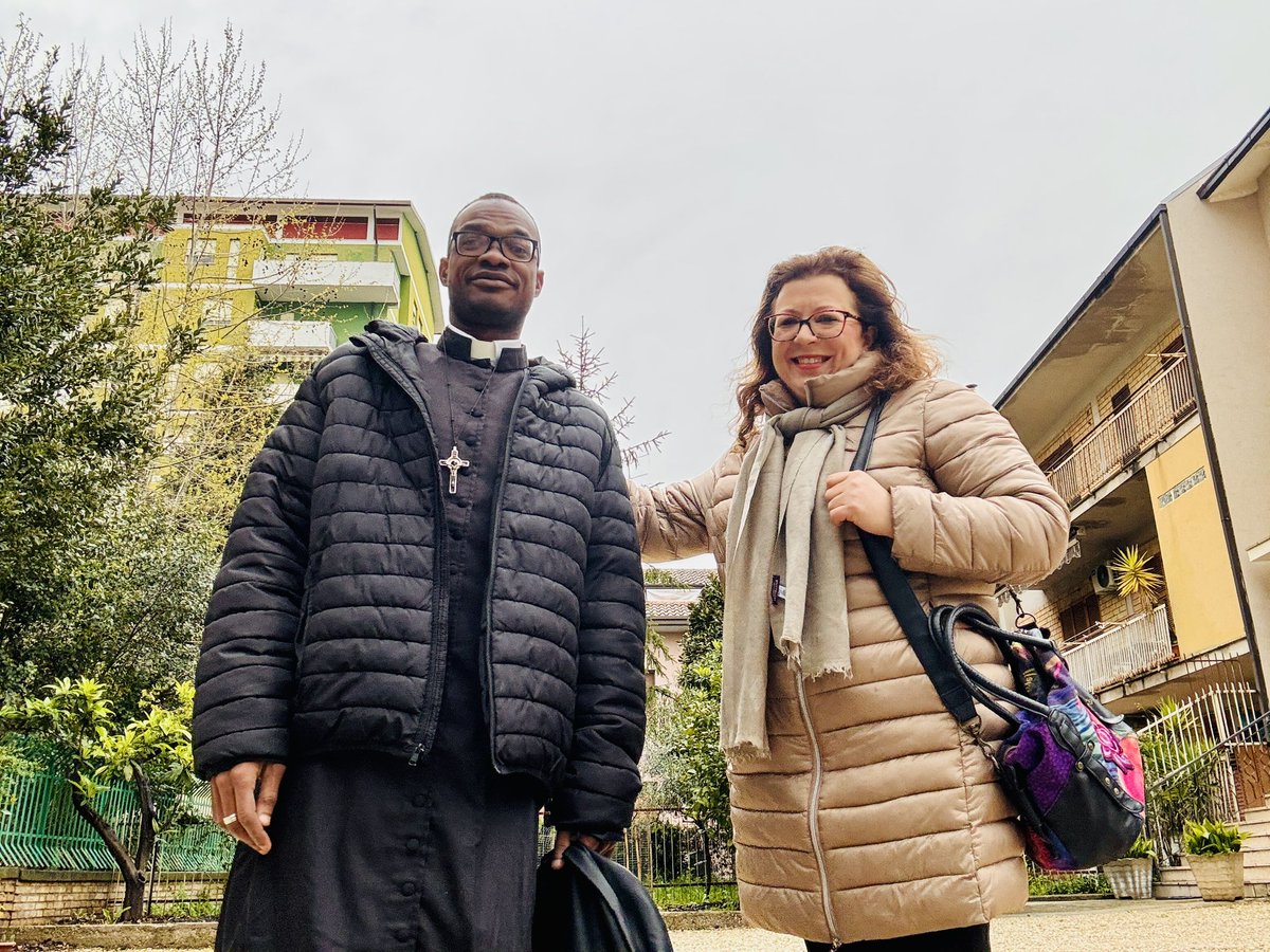 priscilNM's tweet image. #22h50min
#Présentation 

Don Emiliano, le curé de la paroisse des Douze Apôtres de Chieti, m’a trouvé un logement dans une famille accueillante : celle de la Signora Antonella, qui vit avec ses parents. Son père parle un peu l'allemand et sa maman connaît un peu le français.