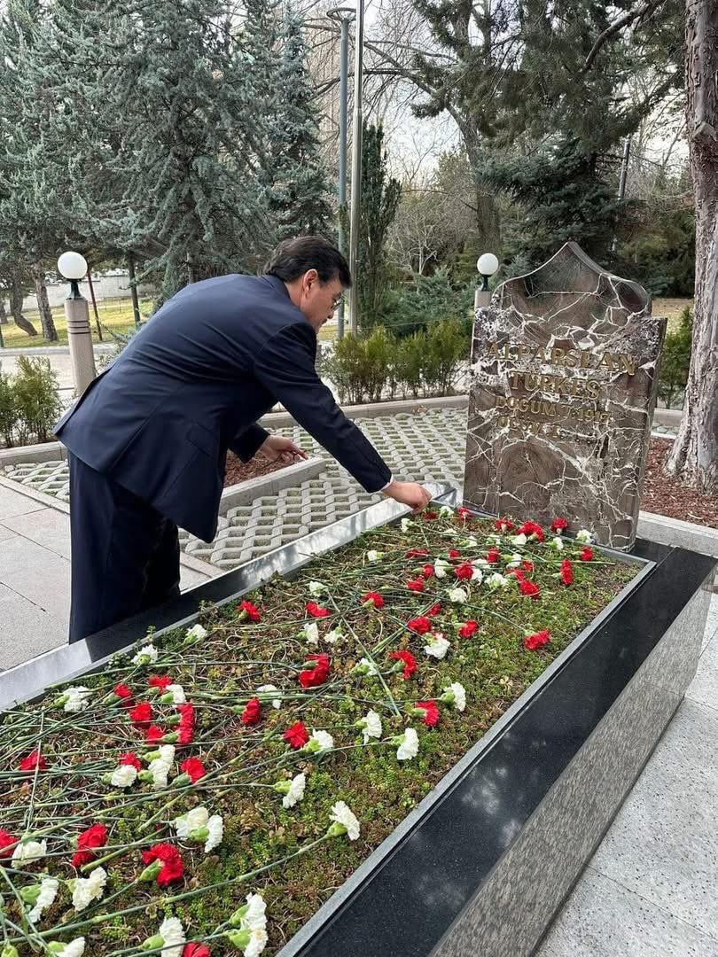sukruneis's tweet photo. Milletimize hizmetkâr olmuş, bilge kişiliği ve devlet adamlığı ile gönüllere yer etmiş, ülkücü hareketin kurucu lideri Başbuğ Alparslan TÜRKEŞ’i vefatının 29. sene-i devriyesinde rahmet ve minnetle yad ediyorum. 

Ruhu şad, mekanı cennet olsun. 
#AlparslanTürkeş https://t.co/x0GJcvCgte