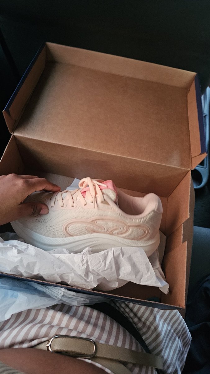 Thamilesbritoo's tweet photo. comprei um tênis na @Netshoes e veio somente um pé, como isso é possível??????? https://t.co/iUkykrFoKj