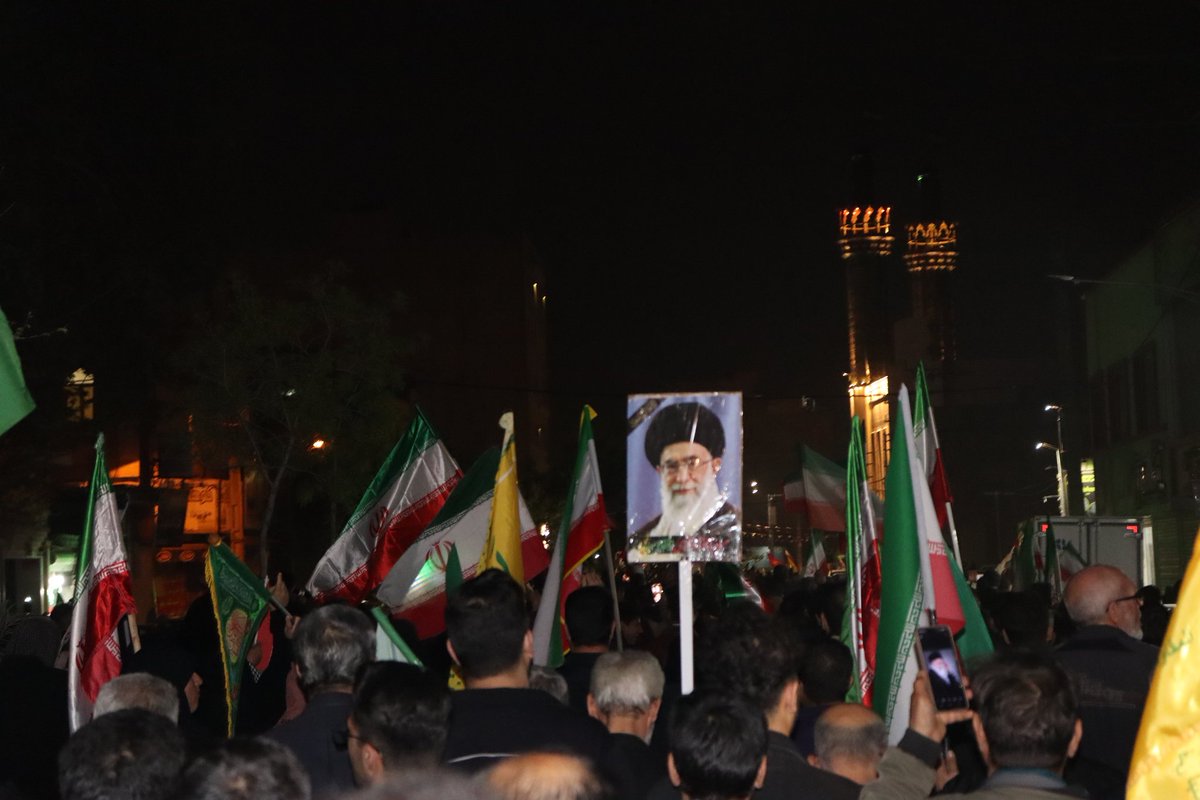 ایران، سرزمینِ شیرانی است که خیابان را به بیشه و میدان را به عرصه‌ی شکارِ دشمن تبدیل کرده‌اند.
#تا_پای_جان_برای_ایران 
#ایستاده_برای_ایران