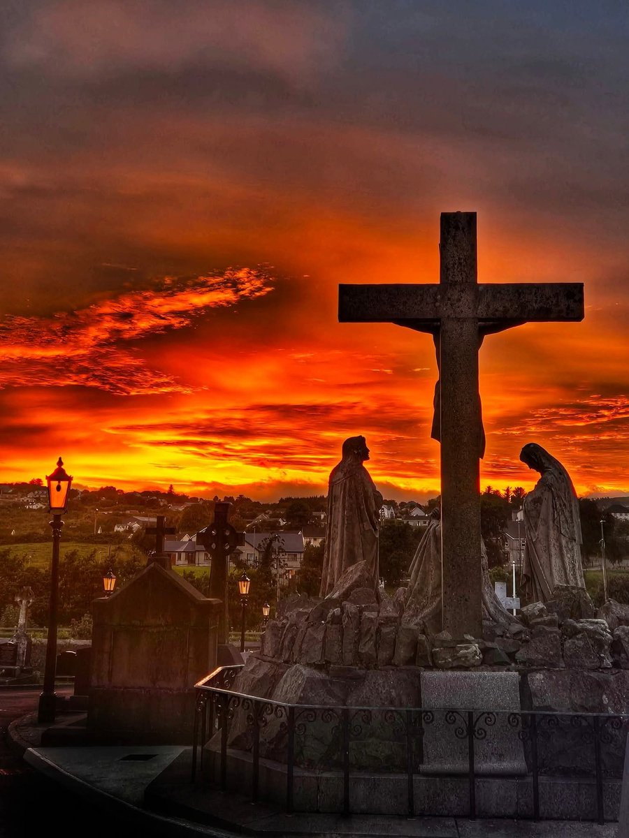 Sunset at the graveyard,  St Mary's Cockhill 🙏🏻🌄🔥 

📍County Donegal - Ireland ☘️

📸 Donal Kearney 

#Donegal #Cockhill #Ireland #Graveyard #Sunset #GoodFriday