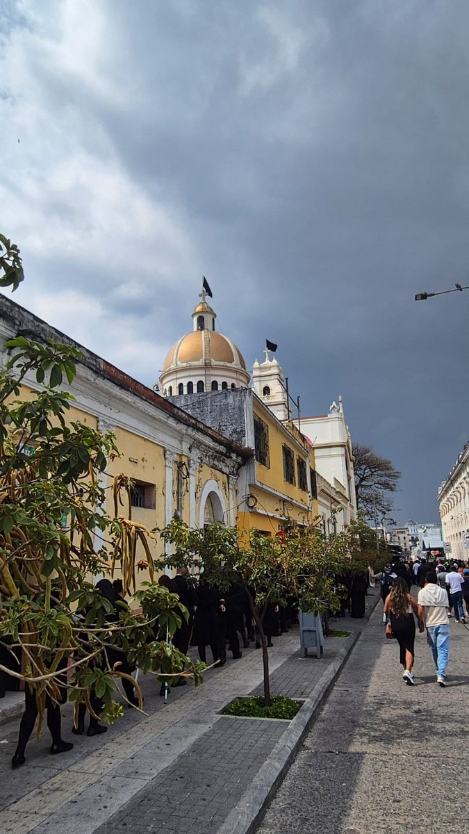 EventsCatolicos's tweet photo. Comienza a llover en la ciudad capital de Guatemala. Las coberturas contra el agua no deberán dejarse por un lado también acompañarán a los santos entierros.
#coberturatotal #radio940 #elmasmorado #SemanaSanta2026 https://t.co/zLmfSBBpFG
