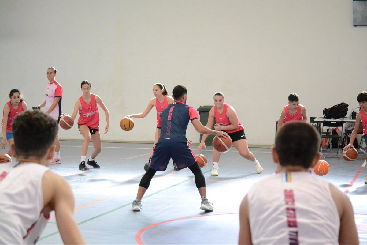 CoachTVP's tweet photo. Detrás de cada balón hay historias, hay sueños y ganas de ser mejores

Gracias por abrirse, por confiar y por dar tanto en tan poco tiempo

Me llevo una parte de cada uno 🏀🫡 https://t.co/AZoetACLTi