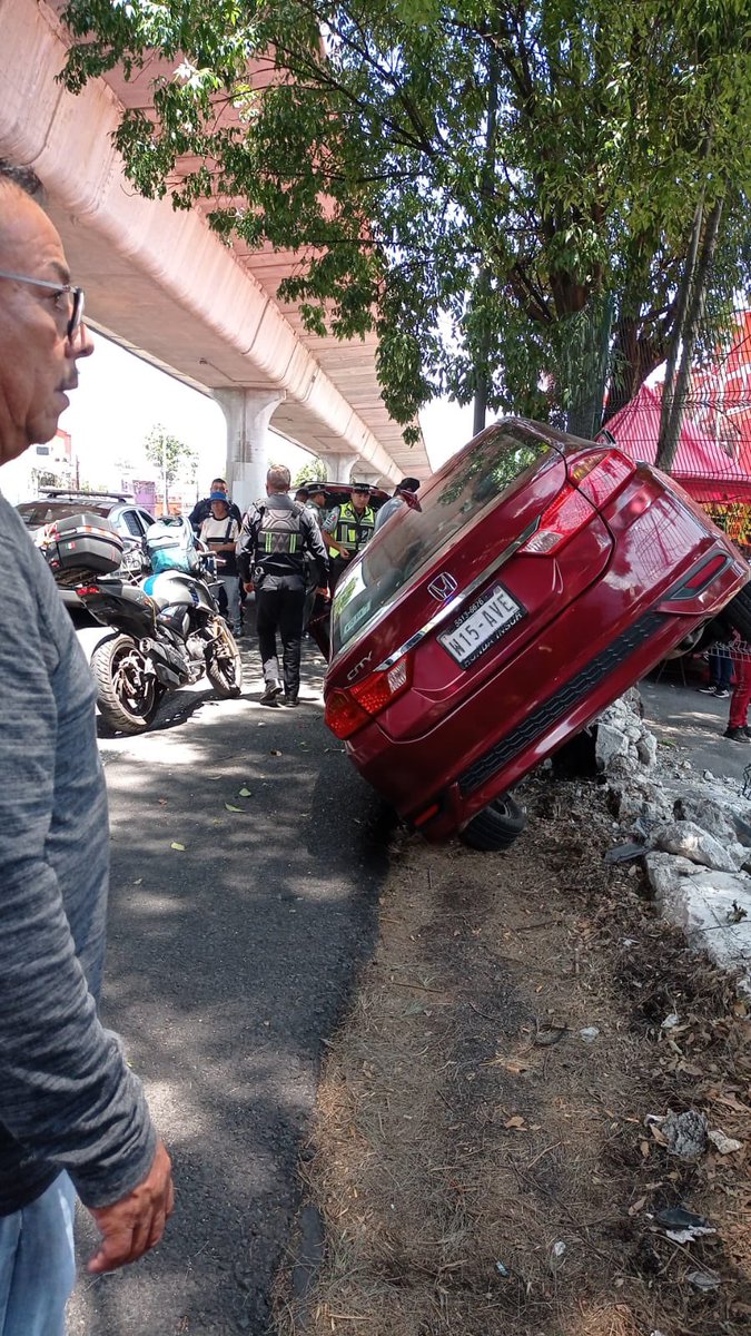 Display Noticias tweet media