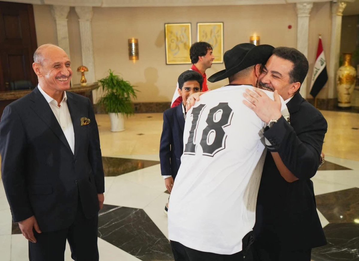 Ali_nori2000's tweet photo. عناق حااااار بين رئيس الوزراء محمد شياع السوداني مع النجم أيمن حسين في استقباله للمنتخب الوطني في القصر الحكومي.
#العراق #العراق_الى_كأس_العالم https://t.co/Ooi4AhWOik
