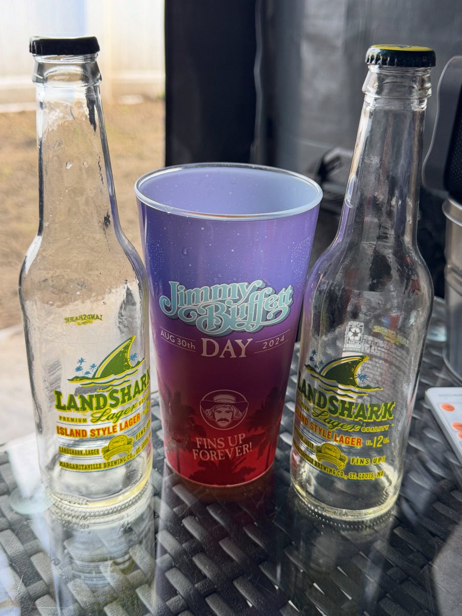 thejustdaveshow's tweet photo. ❤️🍺🦜🇺🇸 #landsharkfriday #landshark #jimmybuffett #fridaynight #vibes #weekend https://t.co/S164FyDeVs