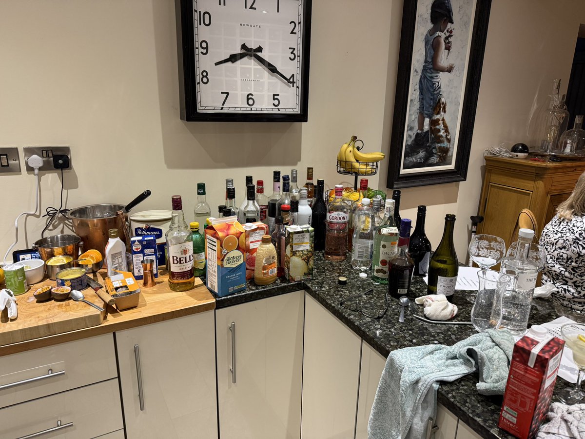 bagshaw2112's tweet image. Kudos to every bartender in the world. Making cocktails is not an easy job believe me 😆😆😆#cocktails