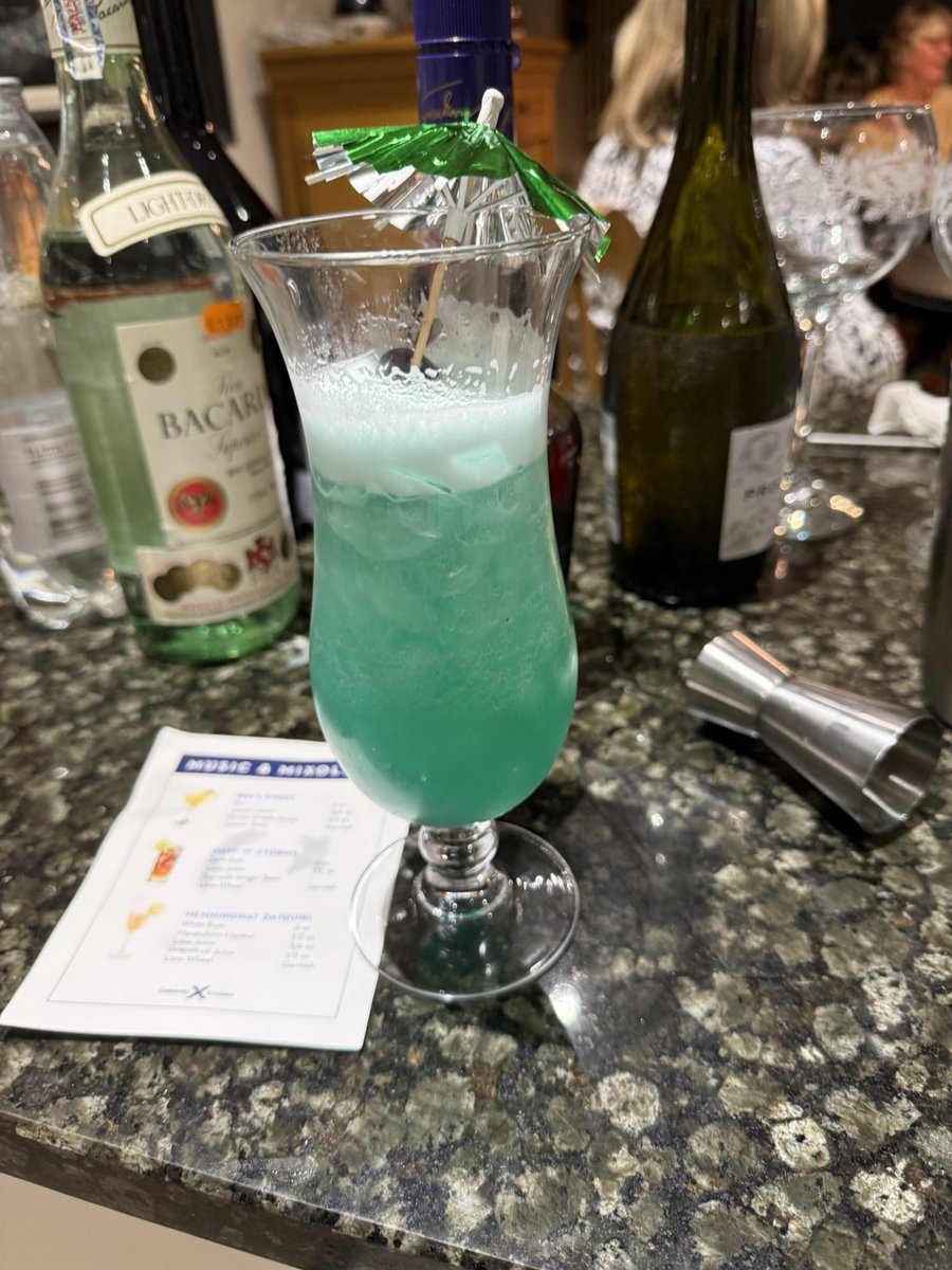 bagshaw2112's tweet image. Kudos to every bartender in the world. Making cocktails is not an easy job believe me 😆😆😆#cocktails