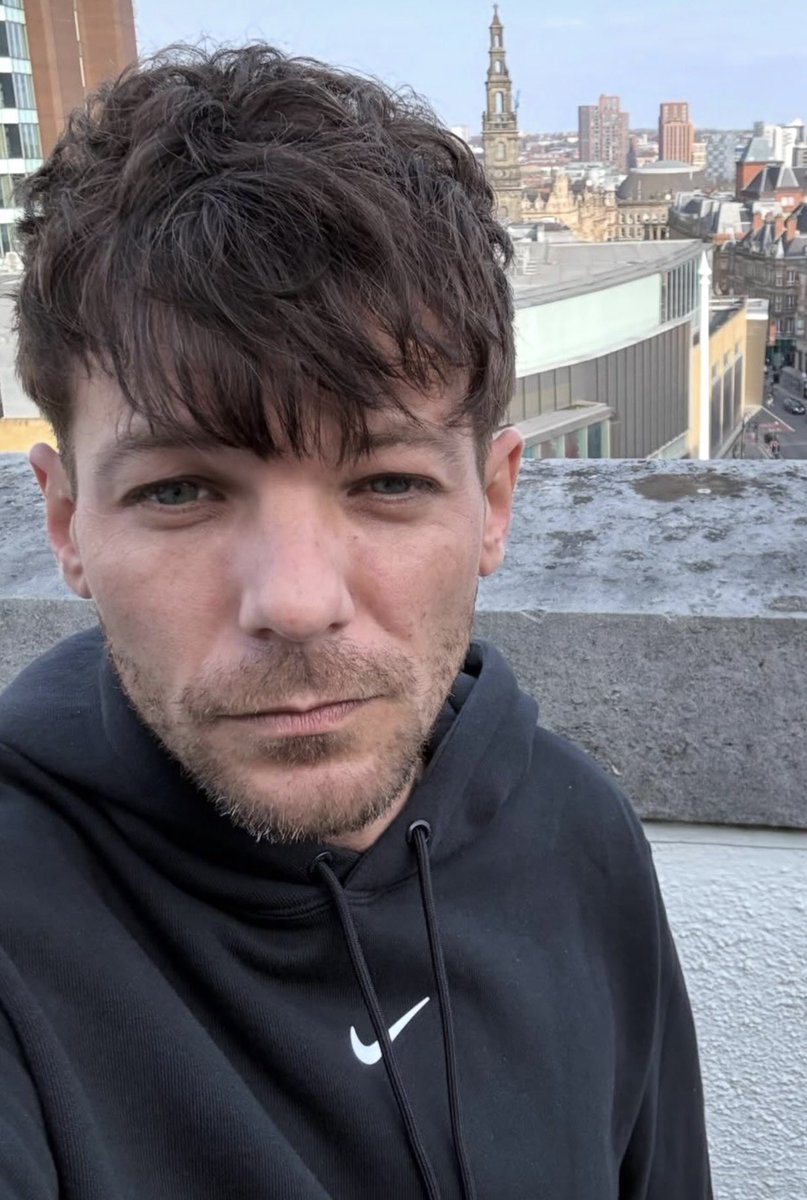 AussieKiwi_28 ×͜× Louis is my because ㉘ 🍋🌻☀️💛 tweet media