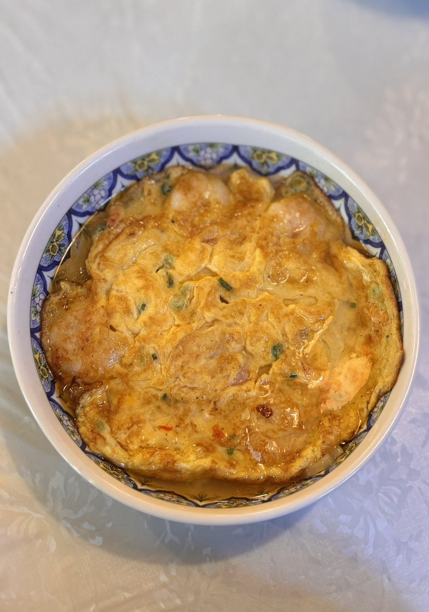 chaminki2's tweet photo. 「揚州商人」で食べた「スイートチリ海老玉麺」が美味しかったので共有です。厚みのある卵焼きの中には大きい海老がたっぷり。スープを覆い尽くすようなボリュームです。桜海老の豊かな香りが食欲を加速させますね。甘酸っぱい「スイートチリスープ」とは格別の相性を誇ります🐦 https://t.co/xGvwcKXBj8