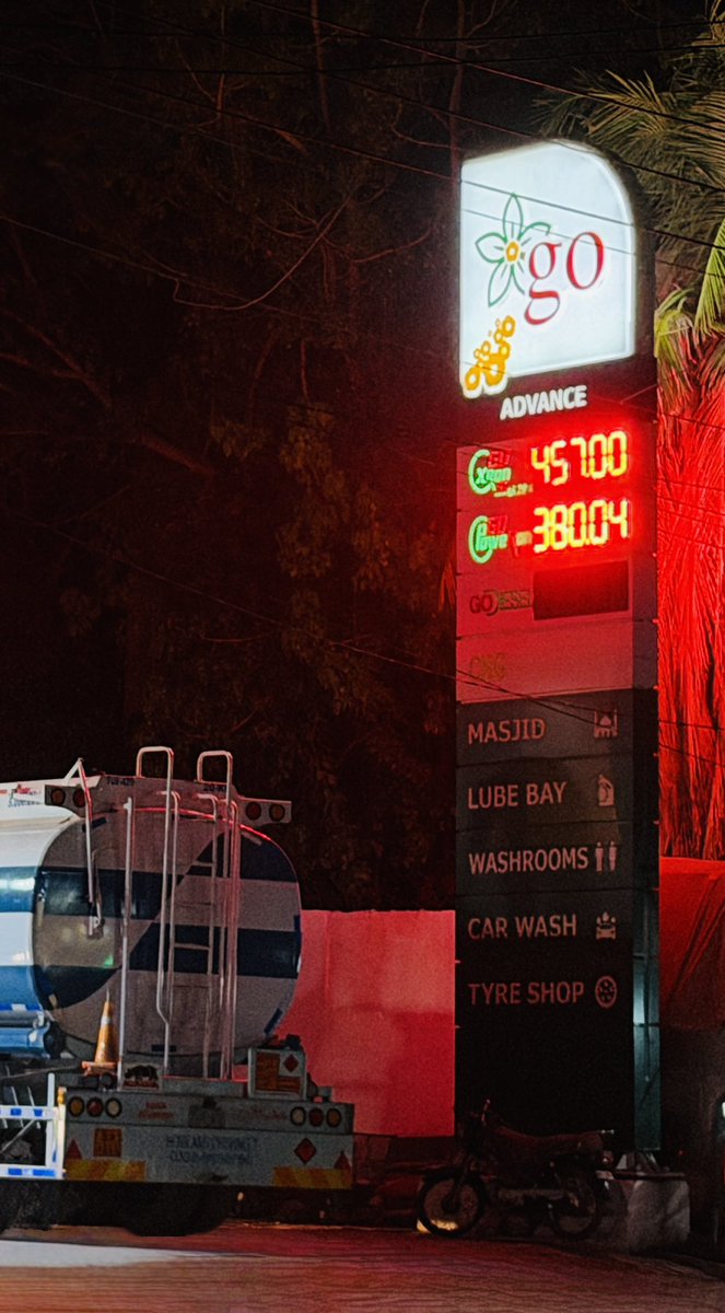 Hamzatheinsider's tweet photo. Petrol price reduced ⛽

PM Shehbaz announces a decrease from Rs458 to Rs378 per litre.

First increase it by +250 then reduce -100 and call it relief? 🤡

People aren’t blind this isn’t help, it’s a joke.

#PetrolPrice #Pakistan #Inflation https://t.co/poQmFYuERb