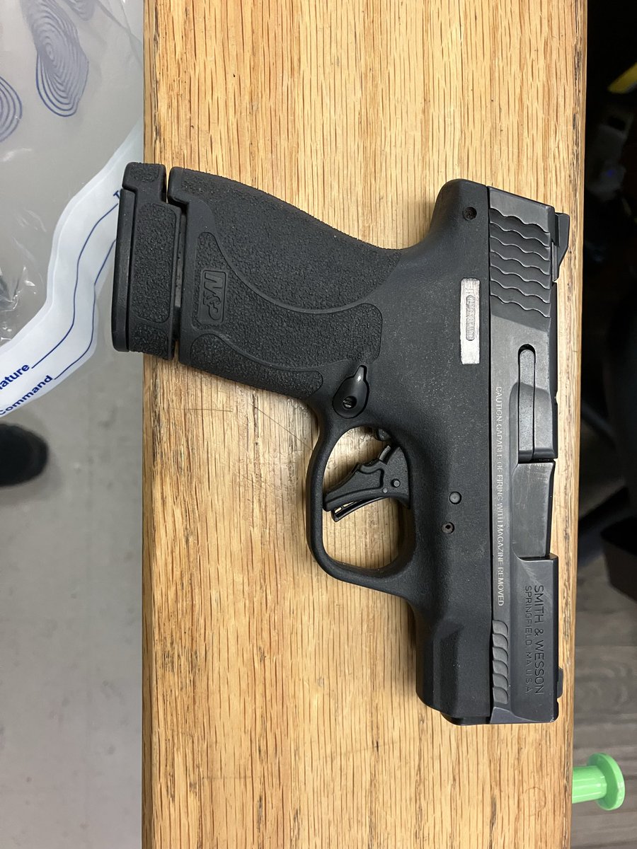 NYPDPSA7's tweet image. 🔫 3 illegal guns off our streets in just 2 days.
 
Outstanding work by our Youth Officers, Field Intelligence Team, and Patrol Officers 👏

We stay focused and put in the work every single day to keep our communities safe 💪

#NYPD #PublicSafety #Teamwork