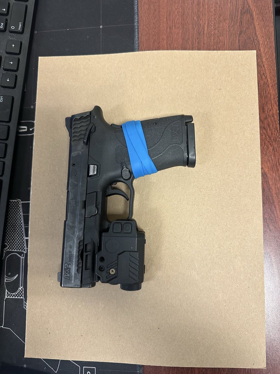 NYPDPSA7's tweet image. 🔫 3 illegal guns off our streets in just 2 days.
 
Outstanding work by our Youth Officers, Field Intelligence Team, and Patrol Officers 👏

We stay focused and put in the work every single day to keep our communities safe 💪

#NYPD #PublicSafety #Teamwork