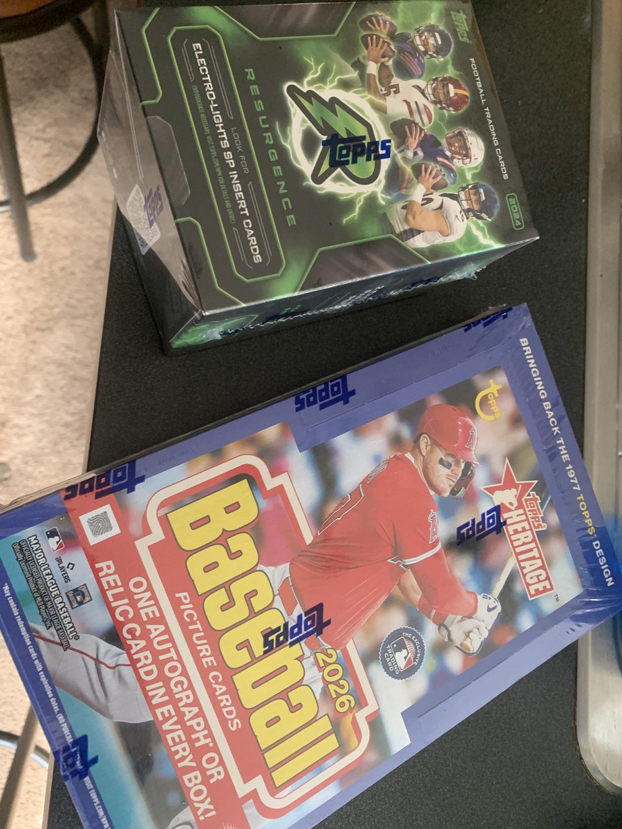 mikedahooligan's tweet photo. Picked up at the LCS hope to pull something good. @CardPurchaser https://t.co/R6DKEsscl3