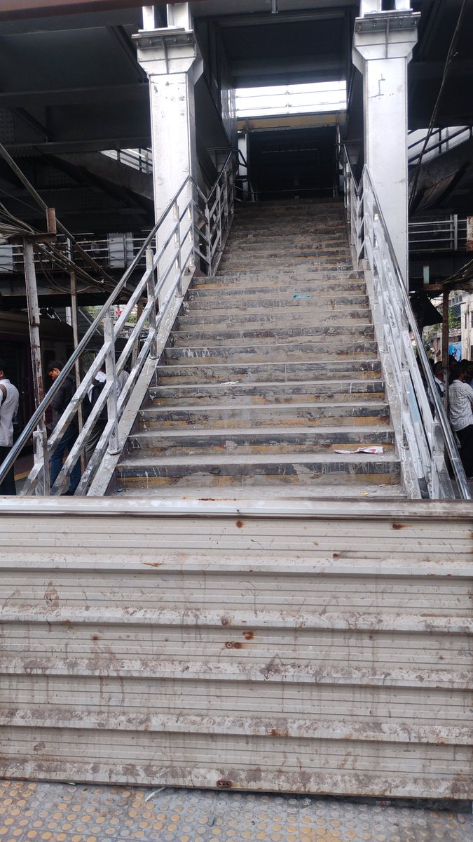chandresh40's tweet photo. @GM_CRly @AshwiniVaishnaw  This pic is of Ghatkopar Station Platform No 2&amp;3 towards CST side. First time I have seen bridge diameter being cut short instead of widening with people footfall daily increases. Is Central Railway pre planning stampede like situation? Is it justified. https://t.co/V15ZYeRBJl