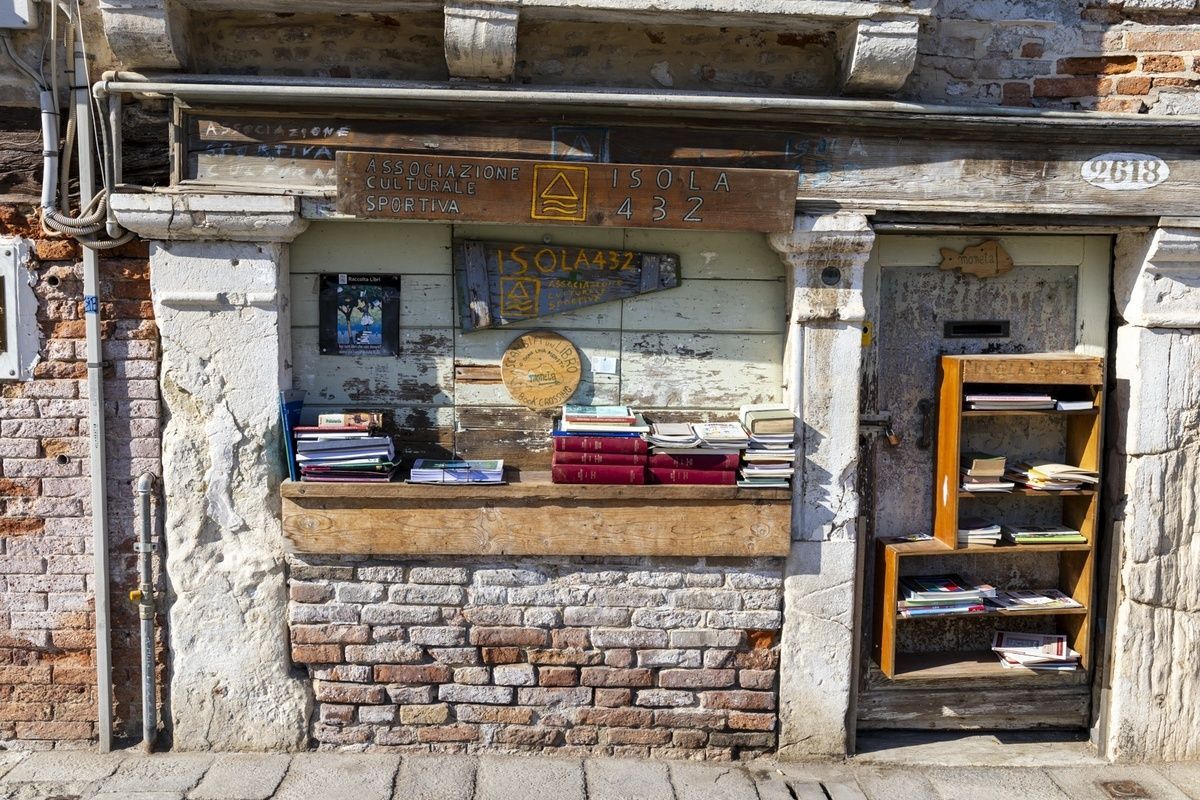 jamesonabart's tweet photo. Sometimes the most authentic stories are found on the smallest shelves. 

#Venice #TravelPhotography https://t.co/VtMy1divAC