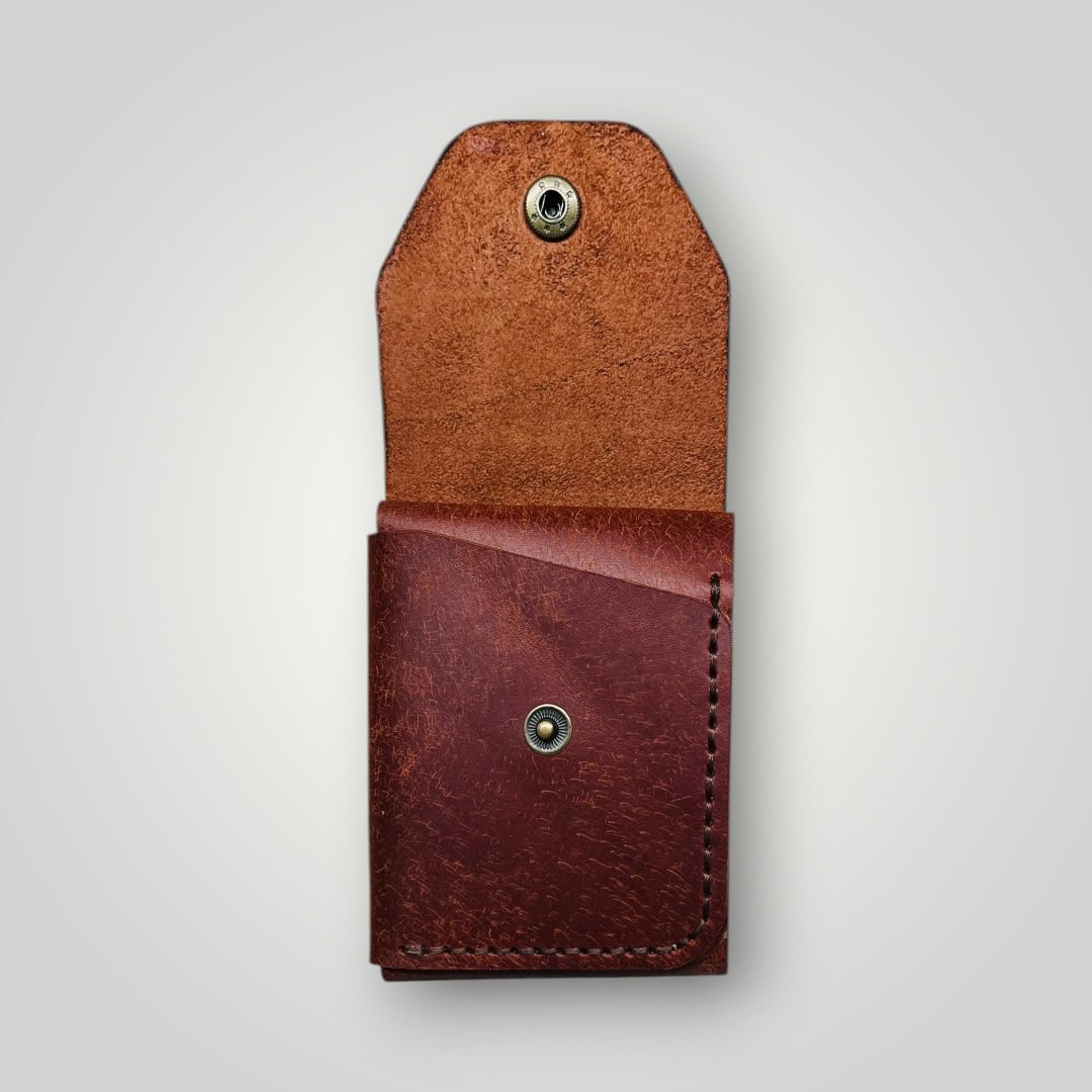 urasleathercrft's tweet photo. Pueblo deri cüzdan. 

Nakit para taşımayı seven erkeklerin tercihi. 
+20 banknot
+5 kart kapasitesi 
#leather #leathercraft #dericüzdan https://t.co/k7gPOoe9pC