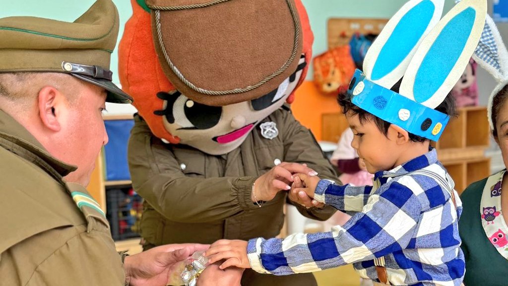 🐰 Carabineros de San José de la #Mariquina llevaron alegría a niños de Jardín Trinidad y Sala Cuna Suyai en jornada de Pascua de Conejos. Dulces y sonrisas para todos! 👮‍♂️ #PascuaDeConejos <a href="/CarabLosRios/">Carabineros Región de Los Ríos</a> #mariquina <a href="/Carabdechile/">Carabineros de Chile</a> #sjmq #valdiviacl #losrios