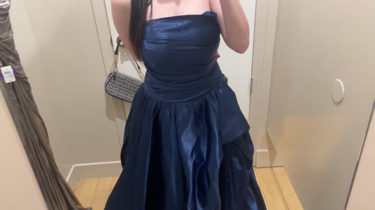 pupizzn's tweet image. trying on dresses but all i can think abt is how fat i am #goodbye