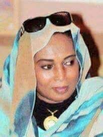 kamalgoga's tweet photo. #ضد_الانكسار
أمل أحمد تبيدي

رحل الأمين و لكنه زرع الفضائل 

مدخل

قيل:  ما مات من زرع
الفضائل في الورى

بل عاش  عمرا  ثانيـا  تحت  الثرى

فالذكـــر   يحيـي   ميتـا   ولربــما 
مات  الذي  ما زال  يسمع  أو يرى

ابيات نقف عندها كثير وكانها درس لنا.. فعلا سيرة الإنسان تظل خالدة بعد رحيله بما زرعه ، فالمرء ينتظر يومه ولكن من يترك سيرة حسنة سيظل خالدا.

برحيل رجل البر والإحسان  الأمين الشيخ مصطفى الأمين أغلق بابا من أبواب الخير و الرحمة  ولكن يبقى الأثر 
 لقد ترك ارث عطر ورصيد  من الأعمال  الخيرية جعلت الحناجر والأكف ترفع بالدعاء له بالمغفرة  والرحمة.
 ستظل سيرته العطرة خالدة  تبين عظمة الإنسان المتجردة ... فلا  الدنيا بكل ما فيها غرته ولكن طوع الدنيا  فسخر إمكانياته المادية من أجل خدمة المجتمع كافة 
 
 (قد مات قوما وما ماتت مآثرهم وعاش قوم وهم في الناس اموات)

رحل الأمين الشيخ مصطفى الأمين وترك مآثر لا تعد ولا تحصى ، ما يتركه المرء من اثر طيب هو عمر آخر  ،عرف بحبه للناس  وتواضعه وفعل الخير و عفة اللسان وطيبة القلب .
كيف لا يكون رجل خير وكان والده من أبرز الشخصيات الرأسمالية العصامية إلوطنية إلتى ساهمت في الاستقلال ونهضة البلاد و دعم التعليم الأهلي من أجل أن يكون  التعليم للجميع فقد  أسس مدرسة الخرطوم الأهلية في عام ١٩٤٤ لتعليم أبناء الفقراء والمساكين و تم تغير الاسم إلى مدرسة الشيخ مصطفي الأمين... وجاءت الفكرة عندما قام المستعمر بتأسيس مدارس كمبوني فقال الراحل  الشيخ مصطفي الأمين للتجار (طالما منح الانجليز الخواجة قطعة أرض لبناء مدرسة و كنيسة نحن أبناء البلد أولى أن يمنحوننا قطعة نبني عليها مدرسة و مسجد) رغم رفض المستعمر في البداية الا انه وافق.. لعب والده دورا  كبير فى مجال التعليم و أسس الكثير من المدارس و المساجد و المراكز الصحية كان الراحل المقيم  يسير على خطى والده، كان كثير العطاء من أجل رفعة المجتمع  ولم يكتفي بإقامة المصانع ودفع عجلة الإنتاج بل لعب دور كبير فى المجال الاجتماعي  بصورة مباشرة لمساعدة  المواطن من خلال الدعم المادي  او المساهمة فى التعليم من خلال تشييد المدارس كما له مساهمات فى حل كثير من المشاكل الاجتماعية و الاقتصادية.

 بفقده انطفأ نورا  كان يضئ عتمة المجتمع في زمان أصبح ألاغلبية  فيه تحت خط الفقر،  لم يقف بعيدا أو يغرق فى أستثماراته دون الولوج إلى عمق المجتمع  بل جسد معنى الرأسمالية إلوطنية إلتى تكرس جهودها من أجل رفعة وتنمية المجتمع لذلك نجد ما حققه في مجال الصناعة و  تطويرها  كان له أثر كبير في المجتمع فلقد عمل بصمت من أجل خلق التوازن الاجتماعي إلذي يمنح  الحق في التعليم والعلاج للجميع لذلك كان يدعم المشاريع إلتى تقوم على تنمية المجتمع و لم يتزحزح او تهتز وطنيته بمحاربة الإنقاذ له بل  بوعيه و وطنيته فصل بين الوطن والنظام 
 فواجه العراقيل بمزيد من الصبر والعمل 
كان رجلا (ضد الانكسار).. 
رحل، لكن سيبقى عمله خالدا يجسد
كافة معاني الإنسانية و الوطنية. 
له الرحمة والمغفرة والعتق من النار
و لزوجته السيدة فتحية  و أبنائه و بناته واحفاده الصبر وحسن العزاء
و للاخوات   و نعمات وساريا ونوسة و عموم أسرة الراحل  الأمين الشيخ مصطفى الأمين 
رحل اليوم  وغدا نحن راحلون لكن سيبقى 
ما نتركه من خير بين الناس، انه من ممن  ادركوا أن 
((الدنيا دار ممر والآخرة دار مقر) )
لذلك زهدوا فيها و بنوا قصورهم في الجنة. 
 قال الحسن البصري :( ما ألزم عبد قلبه ذكر الموت إلا صغرت الدنيا في عينه، وهان عليه جميع ما فيها)   
حسبي الله ونعم الوكيل ولا حول ولا قوة الا بالله العلي العظيم وإنا لله وإنا إليه راجعون 

Ameltabidi9@gmail.com