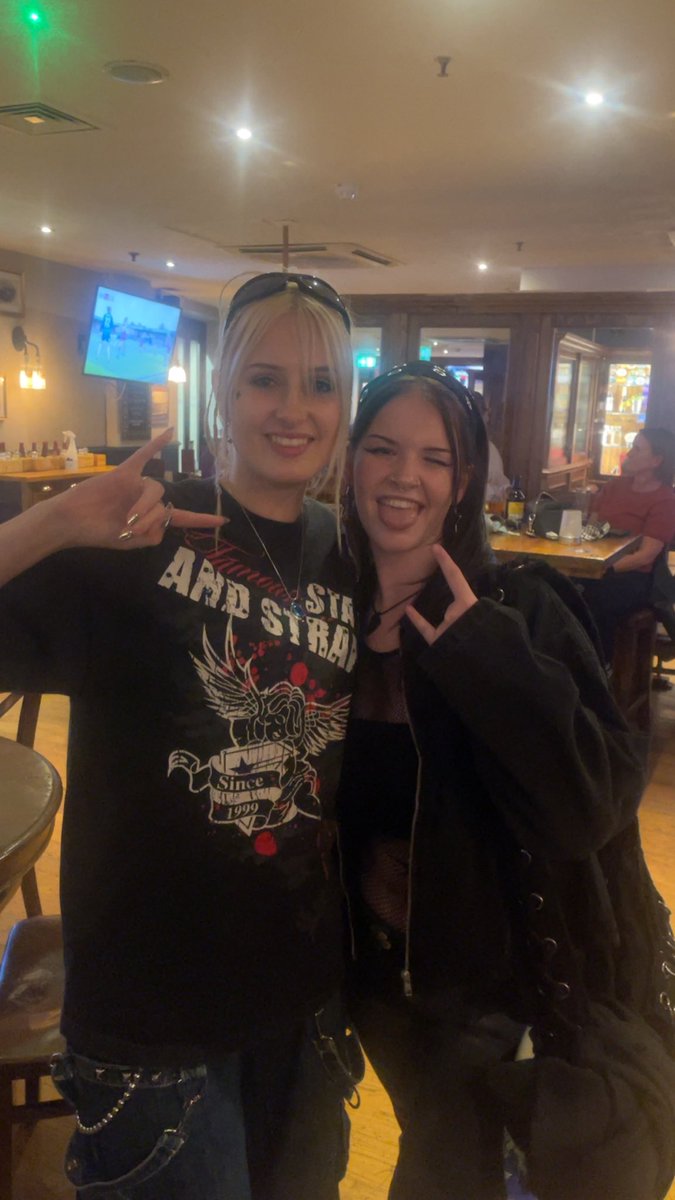 PoppyHarrison06's tweet photo. just two cool gals @southarcadeuk https://t.co/MTl2Z6q0xC