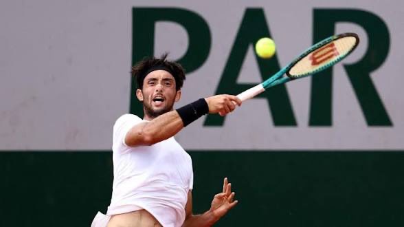 Tenisargentum's tweet photo. EL MEJOR TRIUNFO DE SU CARRERA🇦🇷🎾

🇦🇷Tirante venció al número 9 del mundo 🇺🇸Shelton por 6-7(5) 6-3 6-4 y clasificó a las semifinales del ATP Houston🇺🇸

 Habrá final argentina ya q en semis juega con 🇦🇷Burruchaga

FELICITACIONES THIAGO👏

#tenis #deportes #ATPHouston https://t.co/pKCQDQnWAJ