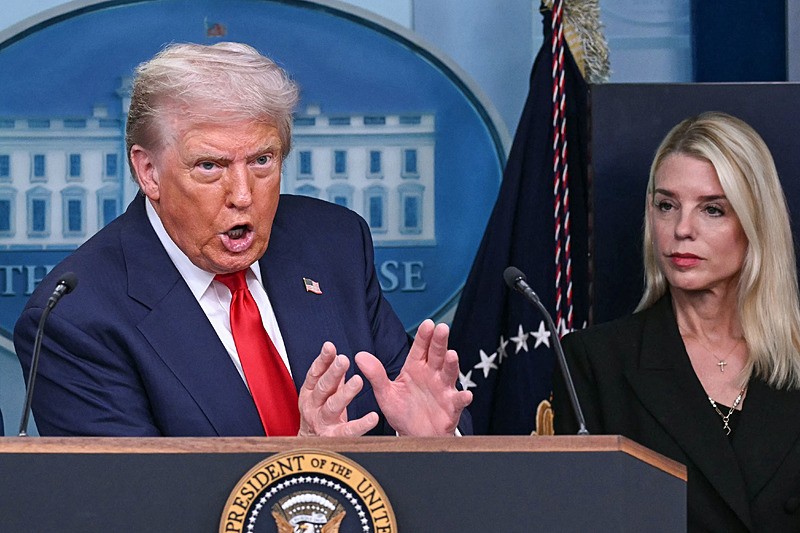 yirmiucderece's tweet photo. Nisan ayı ABD'de hızlı başladı...

ABD Başkanı Donald Trump İran hezimetinin faturasını A takımına kesmeye başladı.

İşte 2 Nisan 2026 günü ABD'de yaşananlar:

▪ Adalet Bakanı Pam Bondi, Donald Trump tarafından görevden alındı.

▪ Kara Kuvvetleri Komutanı Randy A. George emekliliğe zorlandı.

▪ Kara Kuvvetleri Eğitim ve Dönüşüm Komutanlığı Başkanı David M. Hodne görevden alındı.

▪ Kara Kuvvetleri Manevi Destek Komutanlığı Başkanı William Green Jr. görevden alındı.

Görevden alınacağı iddia edilen diğer isimler:

▪ ABD Ulusal İstihbarat Direktörü Tulsi Gabbard

▪ Ticaret Bakanı Howard Lutnick

▪ Çalışma Bakanı Lori Chavez-DeRemer

▪ FBI Direktörü Kash Patel