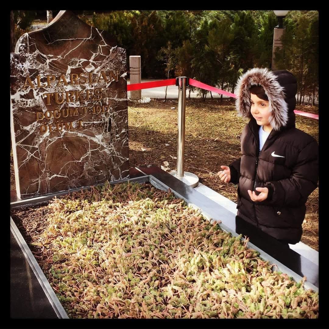 ysfctnky's tweet photo. Babamdan alıp oğluma bırakacağım en büyük miras…
Babamdan bana kalan en kıymetli emanet, bir sevdanın adıdır: Başbuğ Alparslan TÜRKEŞ.

Ruhu şad, mekânı cennet olsun.

#BaşbuğTürkeş #RahmetleAnıyoruz #ÜlkücüHareket #Vefa #Unutmadık https://t.co/z6JYeeQf9g