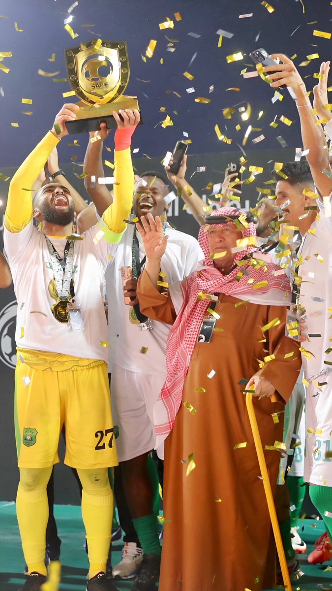 O_S_B11's tweet photo. @saudiFF @ALMajdFC مأجمل #المجد حينما يبتسم لمؤسس #المجد 🟢⚫️🏆
.
جعلها فرحه دائمه لروحك يأبو عبدالله ✋🤍🤍 https://t.co/T8qTE1cIwD