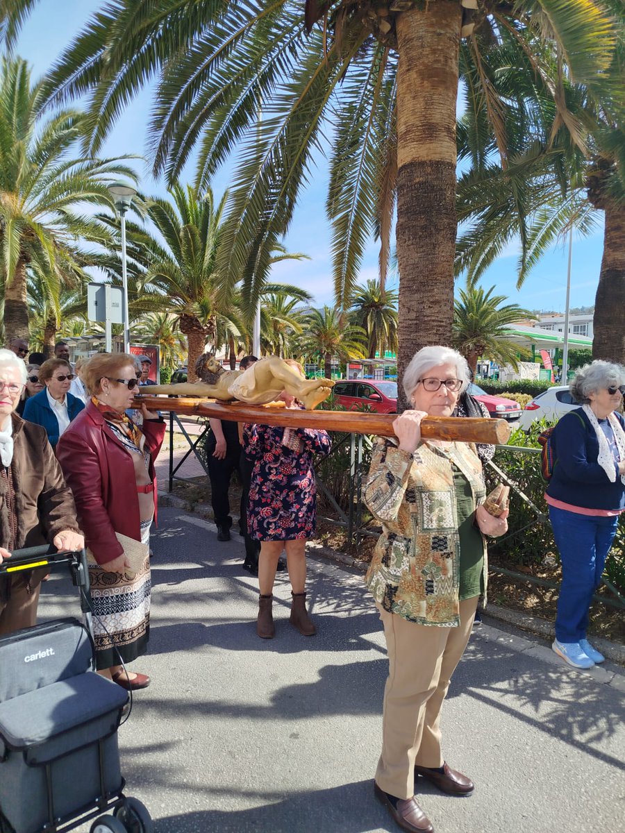 Gpsoberano_'s tweet photo. ¡Emotivo Vía Crucis en Ciudad Jardín! ⛪️🙏
​Esta mañana de Viernes Santo, hemos caminado en oración
​Un recorrido de fe y unidad que ha unido a todo nuestro barrio en el misterio de la Pasión.
​#SemanaSantaMálaga #ViernesSanto #CofradíasMLG #CiudadJardín #VíaCrucis https://t.co/8J5Jp8qlPW