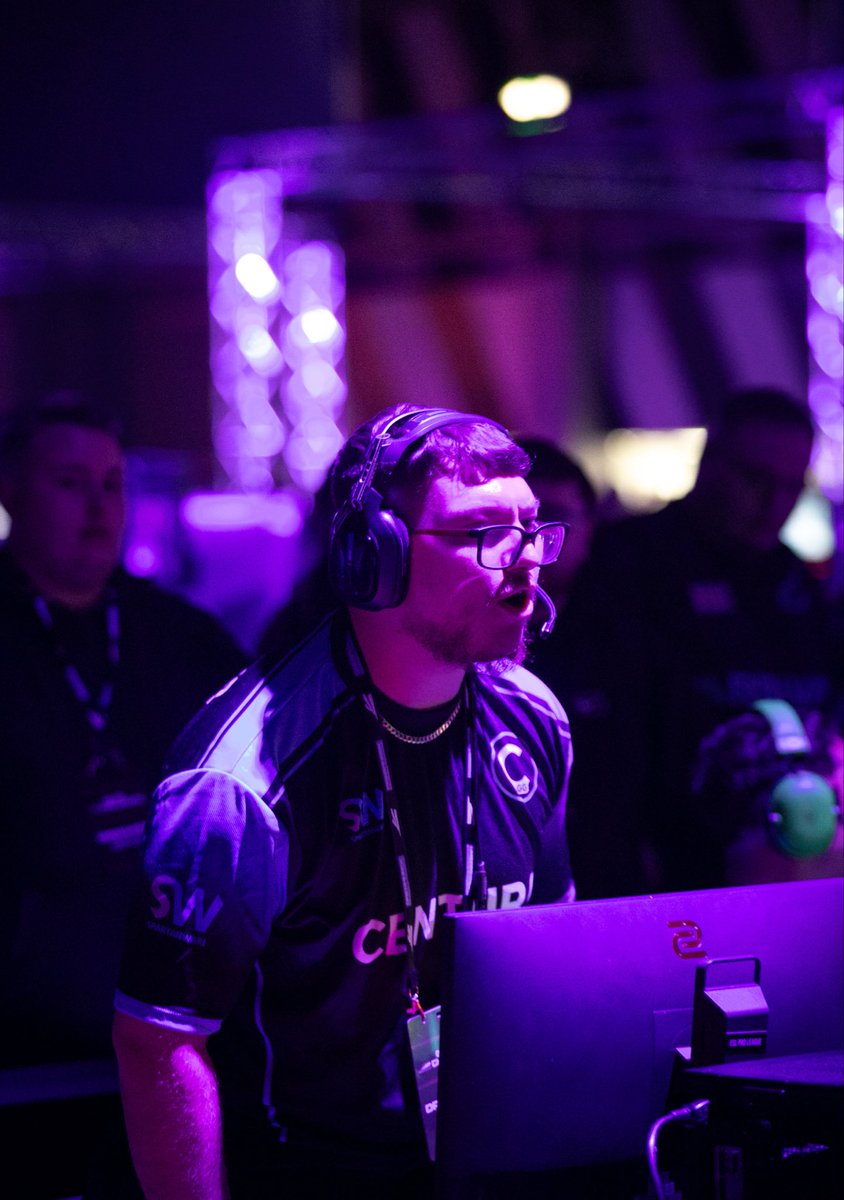 CenturaGG's tweet photo. The cod team, first time taking the jerseys for a run, also running the cod game @Spartan_Ware #dreamhackbh #cdl @AMeLeague https://t.co/Sh1y4KKUtB
