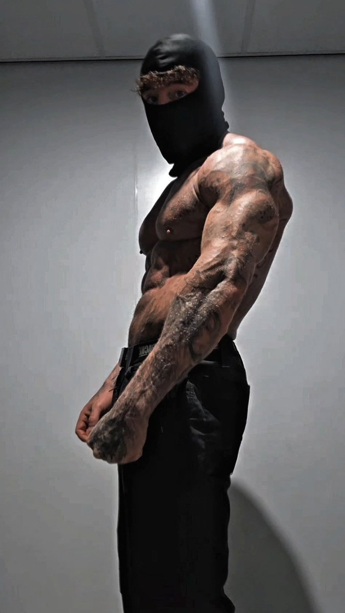 Zade_masked's tweet image. Thinking about setting up one of those 'links in bio'...or should I go for a private Telegram? 🤔 😉

#booktok #darkromance #abs #tattoos #biceps #inked #triceps #maskedmen #maskedman