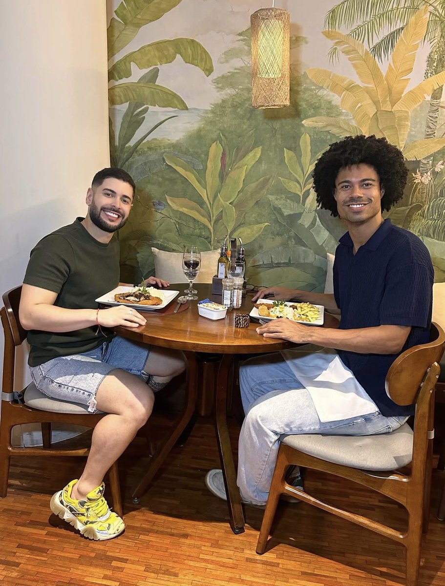 Point__Pop's tweet image. Os ex-BBBs26 Marcelinho e Breno juntos em jantar.
.