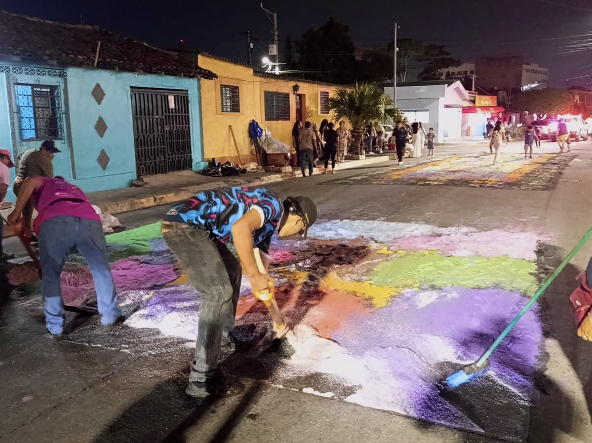 AlcaldiaAntiguo's tweet image. ✅ Tras el paso de la procesión del Santo Entierro, nuestro equipo apoya en el retiro de sal en las principales calles de nuestro distrito, manteniendo el orden y la limpieza.

#SemanaSanta2026 #Servicio #AntiguoCuscatlán