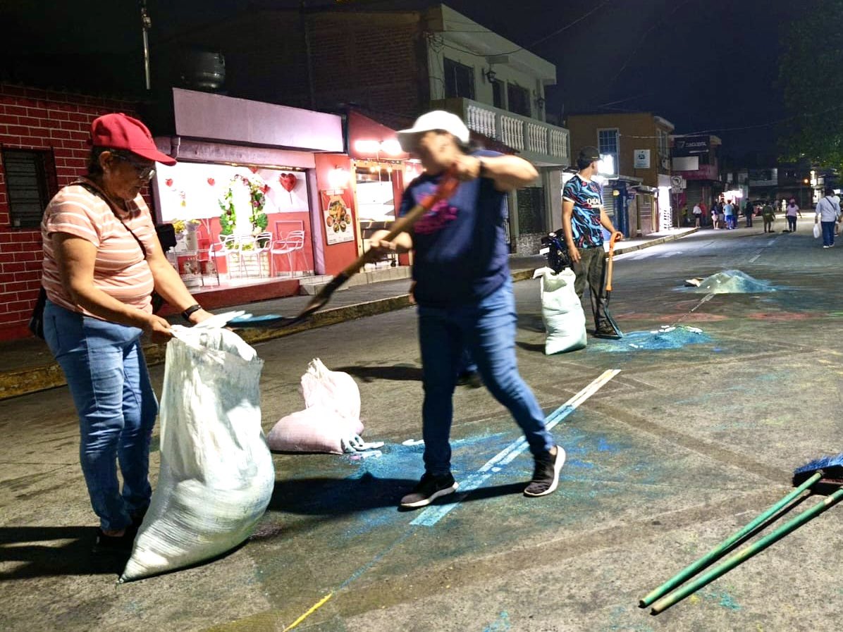 AlcaldiaAntiguo's tweet image. ✅ Tras el paso de la procesión del Santo Entierro, nuestro equipo apoya en el retiro de sal en las principales calles de nuestro distrito, manteniendo el orden y la limpieza.

#SemanaSanta2026 #Servicio #AntiguoCuscatlán