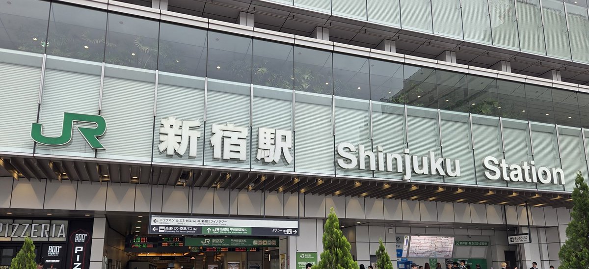 f_lation's tweet photo. 新宿駅に到着するも絶賛迷子中

道路を挟んで新宿駅がふたつあるけどどっちが本体でどっちが残像なの… https://t.co/8T3RSE9pII