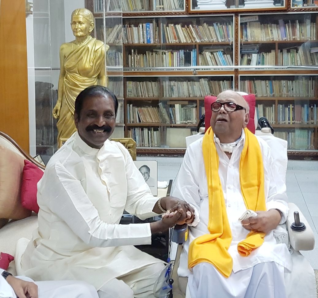 Vairamuthu's tweet photo. கடைசிக் காலத்தில்
கலைஞர் 
சிறைப்படுத்தப்பட்டிருந்தார்
என்ற அரசியல் கூற்று
உண்மைக்கு மாறானது

அதற்கு
நானும் ஒரு சாட்சி

கலைஞரின் உடல்நிலை
மருத்துவத்தின் கைகளுக்கு
மாறிவிட்டது

முதுமை - நோயுடைமை
தொண்டைத் துளை
பேச்சின்மை
மருந்துகளின் தாக்கம்
போன்ற காரணங்களுக்காக
மருத்துவர்களின் அறிவுரையைத்
தளபதி மு.க.ஸ்டாலின்
கவனமாகப் பின்பற்றினார்

நோய்த்தொற்றைத் தடுக்கவே
பார்வையாளர்கள்
ஒழுங்குபடுத்தப்பட்டனர்

அவர் ஆயுளை நீட்டிக்கவே
கட்டுப்பாடுகள் திட்டமிடப்பட்டன

வாரம் ஒருமுறை 
அல்லது இருமுறை
நான் கலைஞரைச் 
சந்திக்கும் வாய்ப்பை
யாரும் தடுக்கவில்லை

மென்மையாய்;
மிக மென்மையாய்
அவர் கையாளப்பட்டார்

கலைஞர் இரண்டாம் 
குழந்தை நிலையில் இருந்தார்

தொட்டில் என்பது
ஒரு குழந்தைக்குச் 
சிறையாகிவிடாது

தந்தையைப் பிள்ளைபோல்
பாதுகாத்தார் தளபதி

தந்தையை அவர்
சிறையில் வைக்கவில்லை;
சிறகில் வைத்திருந்தார்

தமிழர்கள் அறிவார்களாக

#கலைஞர் | @mkstalin