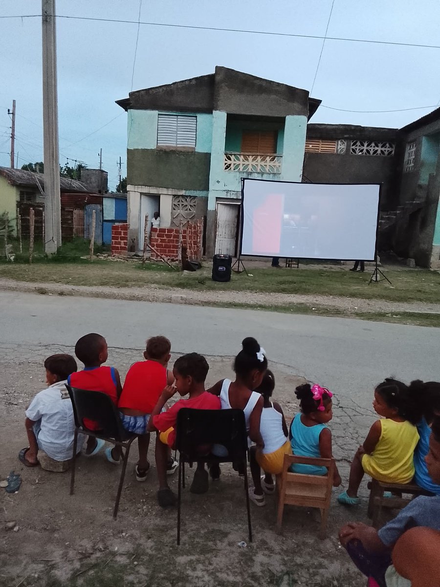 Ivanmegafa's tweet photo. El cine móvil en la Comunidad Ho Chi Min como parte de las actividades en saludo al Aniversario de la OPJM y la UJC. En la actividad se presento el joven trovador de la AHS Javier Zaldívar y se proyecto el filme cubano Habanastation.
#cineguantanamo
#CineMovil
#VamosAlCine https://t.co/TcLaGhXyDV