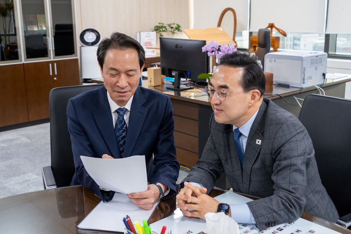 장관취임 축하자리라 살짝 망설이기는 했습니다만,
결국 27년 국가예산에 강원도예산을 꼭 반영해달라고 부탁하고 왔습니다. 
이것저것을 따지기에는 꼭 실현시키고 싶은 구상이 있습니다. 

시간을 되돌려보면 박홍근장관이 원내대표이던 시절 미안한 얼굴로 나를 찾아온적이 있습니다. 
대선패배로