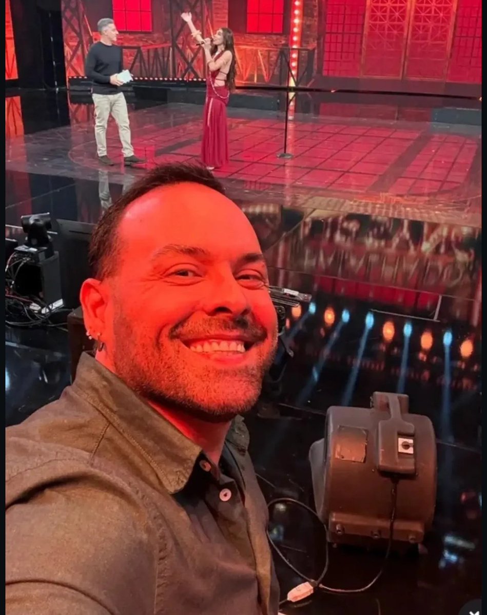 Kafranco_0's tweet image. Olhem o microfone, pelo visto a Anitta vai cantar Pinterest e meia noite no domingão