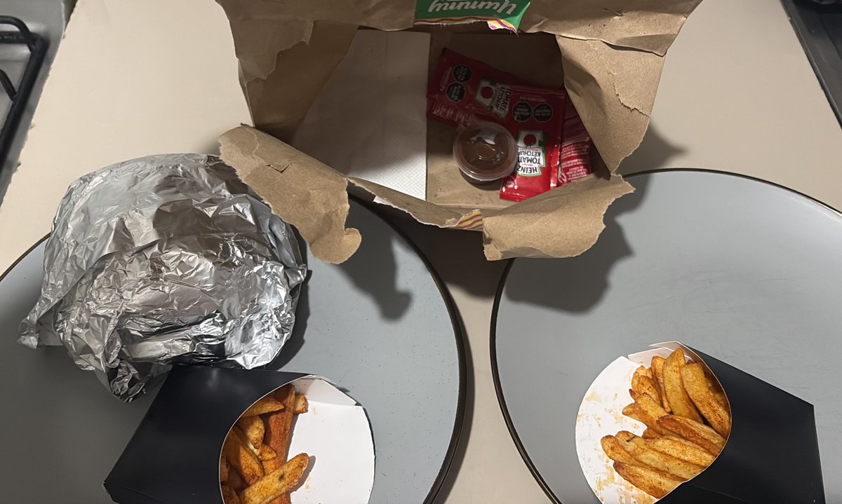 Hecdadimo's tweet photo. Adjunto evidencia de que solo llegó una hamburguesa de ese fiasco…. Mejor kk. https://t.co/kQlr1Bikma