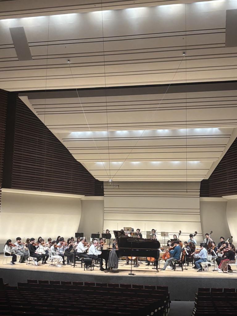 tokyo_harusai's tweet photo. 💌東京春祭2026　リハーサル便り🕊

巨匠の朝は早い！　本日18時開演の「ルドルフ・ブッフビンダー（ピアノ）　ベートーヴェン ピアノ協奏曲 全曲演奏会 I」ゲネプロが進行中です。
東京文化会館 大ホールを満たす瑞々しい響き…！　

当日券も16時30分から販売いたします。あいにくのお天気になってしまいましたが、足元にお気をつけてご来場下さい。
https://t.co/2E9lM23Ubm