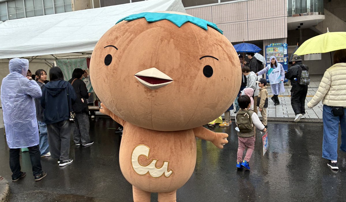 かっくん。 日立さくらまつり1日目🌸 生憎の雨にも負けず、元気にブース出展中だ