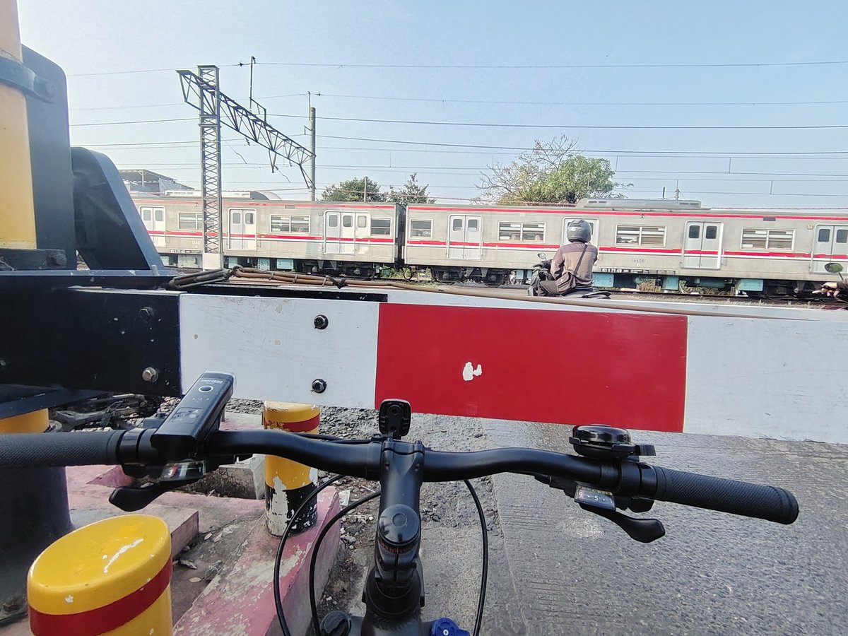 alvinlapupa's tweet image. Dimulai pagi ini
Brangkat kerja gowes 22km.
Start 06.39 wib finish 07.55 Wib
Bissmilah istiqomah
🙂

Yok bersepeda 
#WorkToWork
#Weekend
#Weekday
#GoGreen